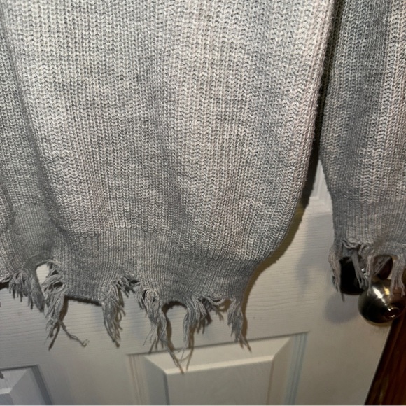 ✨$8!✨Geegee Gray V-Neck Distressed Frayed Hem Rib Knit Sweater - Picture 4 of 5